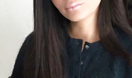 عزیزم ژاپنی در حالی که گربه اش را لمس می کند ، آرامش می یابد دانلود فیلم سینمایی porn