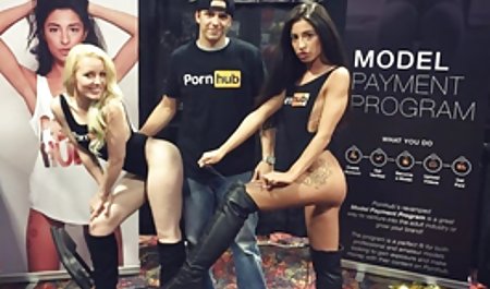 میلف با دانلود فیلم سینمایی porn یک خروس بزرگ در صحنه عمومی لعنتی